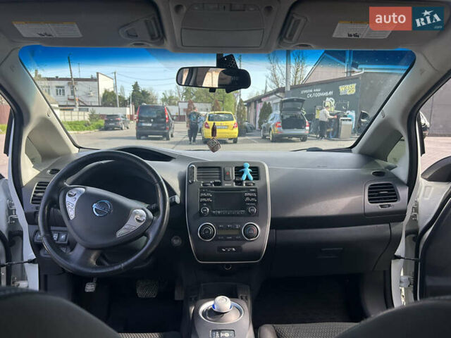 Белый Ниссан Лиф, объемом двигателя 0 л и пробегом 93 тыс. км за 6999 $, фото 13 на Automoto.ua