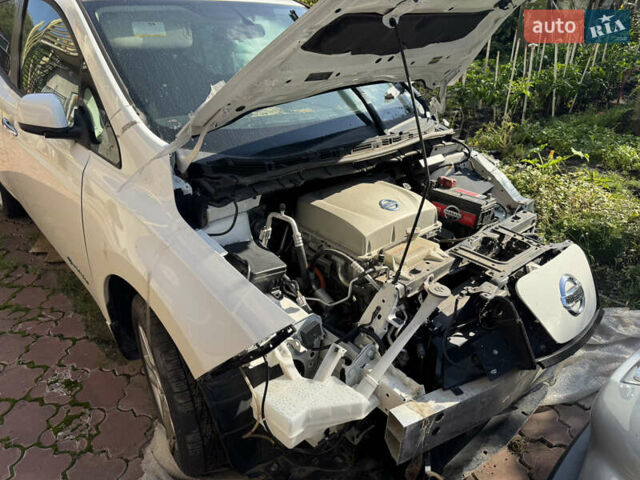Белый Ниссан Лиф, объемом двигателя 0 л и пробегом 140 тыс. км за 4400 $, фото 5 на Automoto.ua