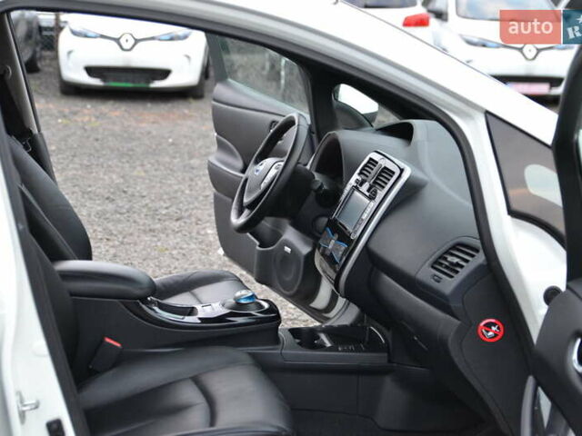 Белый Ниссан Лиф, объемом двигателя 0 л и пробегом 124 тыс. км за 5800 $, фото 20 на Automoto.ua