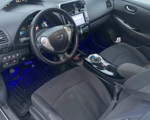 Белый Ниссан Лиф, объемом двигателя 0 л и пробегом 215 тыс. км за 5600 $, фото 7 на Automoto.ua