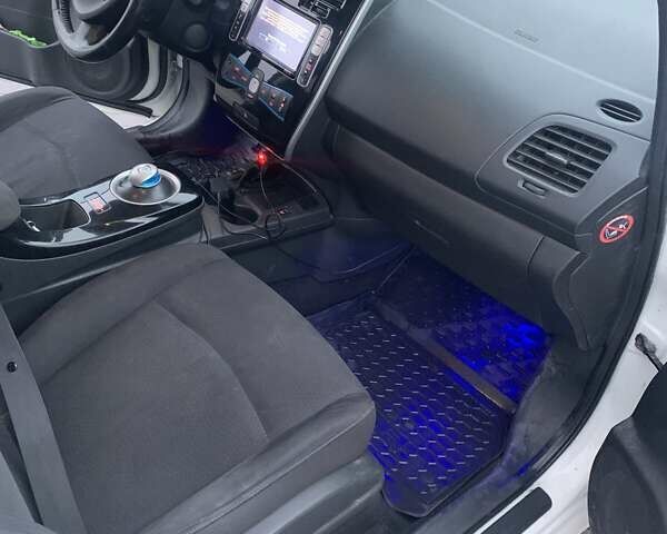 Белый Ниссан Лиф, объемом двигателя 0 л и пробегом 215 тыс. км за 5600 $, фото 6 на Automoto.ua