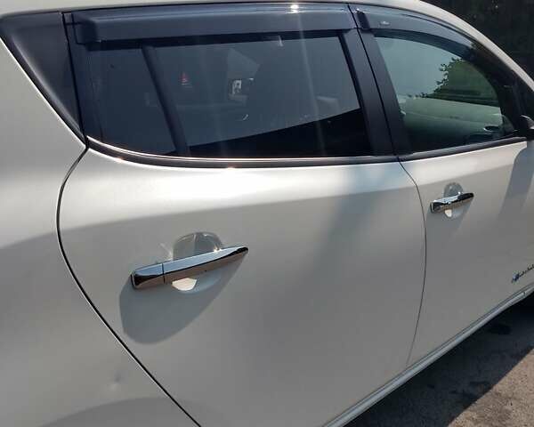 Белый Ниссан Лиф, объемом двигателя 0 л и пробегом 112 тыс. км за 8100 $, фото 7 на Automoto.ua