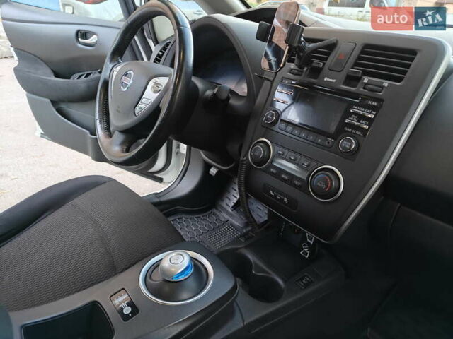 Белый Ниссан Лиф, объемом двигателя 0 л и пробегом 118 тыс. км за 7599 $, фото 29 на Automoto.ua