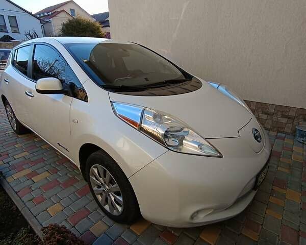 Белый Ниссан Лиф, объемом двигателя 0 л и пробегом 206 тыс. км за 9000 $, фото 2 на Automoto.ua