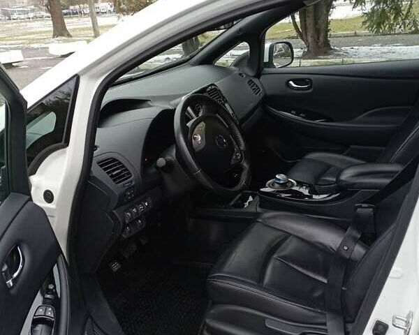 Белый Ниссан Лиф, объемом двигателя 0 л и пробегом 95 тыс. км за 7500 $, фото 4 на Automoto.ua