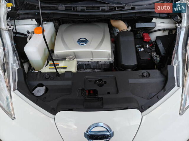Белый Ниссан Лиф, объемом двигателя 0 л и пробегом 118 тыс. км за 7599 $, фото 60 на Automoto.ua