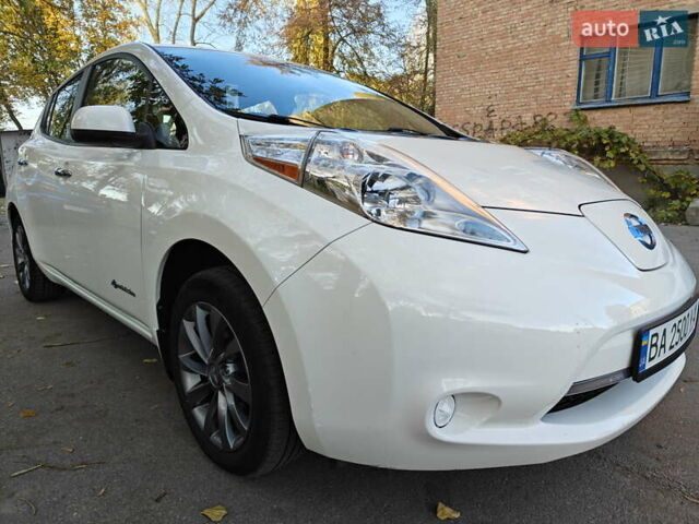 Белый Ниссан Лиф, объемом двигателя 0 л и пробегом 118 тыс. км за 7599 $, фото 1 на Automoto.ua