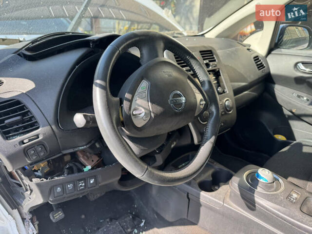 Белый Ниссан Лиф, объемом двигателя 0 л и пробегом 140 тыс. км за 4400 $, фото 8 на Automoto.ua