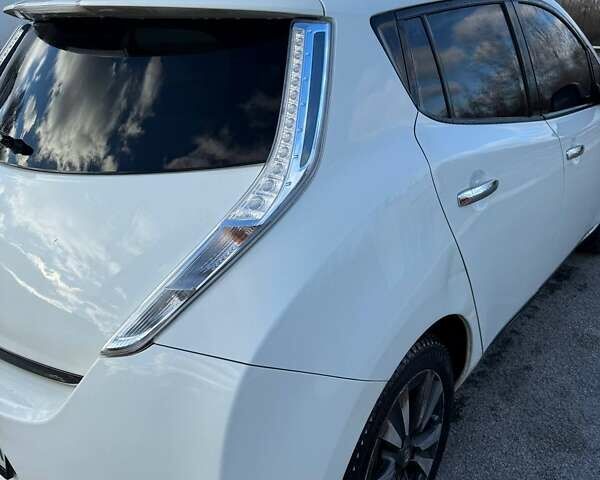 Белый Ниссан Лиф, объемом двигателя 0 л и пробегом 161 тыс. км за 8500 $, фото 26 на Automoto.ua