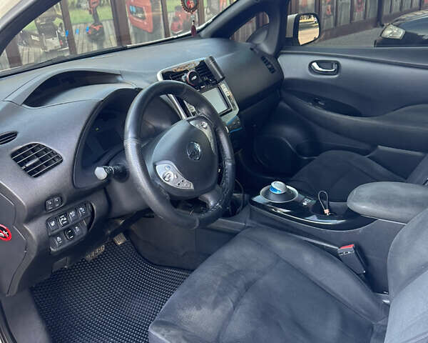 Белый Ниссан Лиф, объемом двигателя 0 л и пробегом 136 тыс. км за 4999 $, фото 17 на Automoto.ua