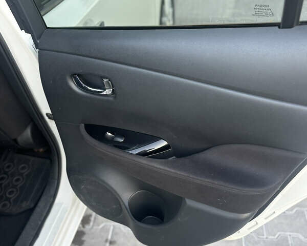 Білий Ніссан Ліф, об'ємом двигуна 0 л та пробігом 127 тис. км за 6450 $, фото 25 на Automoto.ua