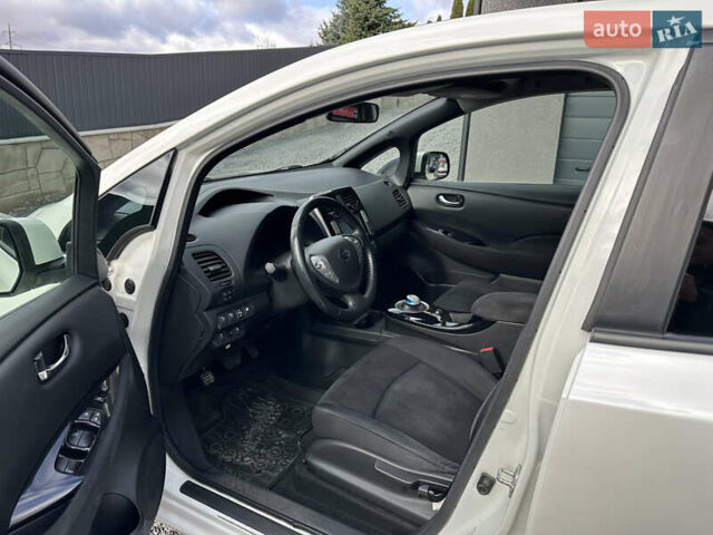 Белый Ниссан Лиф, объемом двигателя 0 л и пробегом 136 тыс. км за 5900 $, фото 6 на Automoto.ua