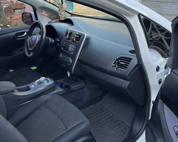 Белый Ниссан Лиф, объемом двигателя 0 л и пробегом 156 тыс. км за 6700 $, фото 9 на Automoto.ua