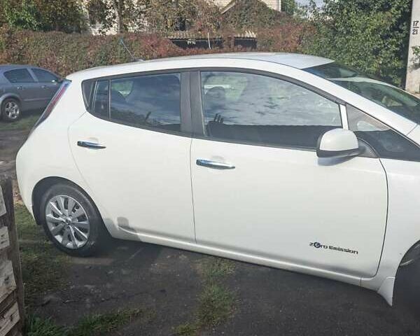 Белый Ниссан Лиф, объемом двигателя 0 л и пробегом 124 тыс. км за 5300 $, фото 6 на Automoto.ua