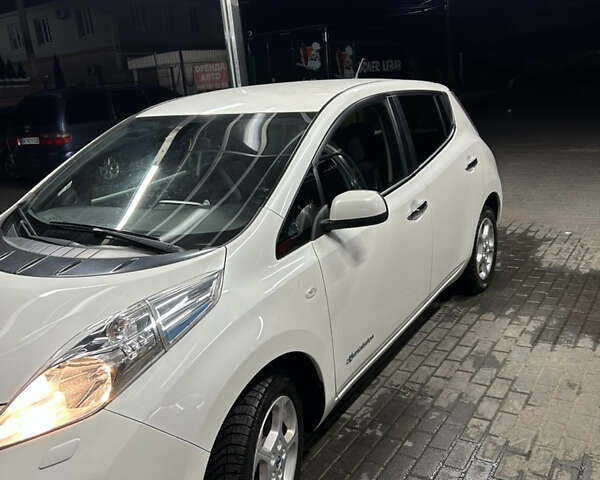 Білий Ніссан Ліф, об'ємом двигуна 0 л та пробігом 170 тис. км за 6600 $, фото 1 на Automoto.ua