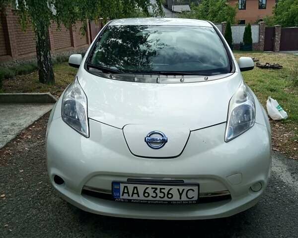 Белый Ниссан Лиф, объемом двигателя 0 л и пробегом 205 тыс. км за 5500 $, фото 6 на Automoto.ua