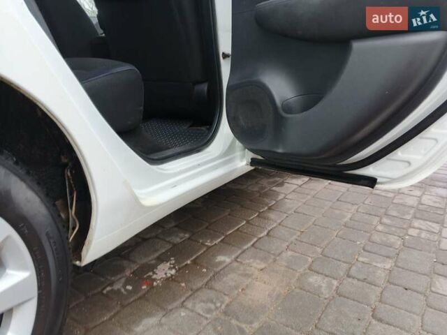 Белый Ниссан Лиф, объемом двигателя 0 л и пробегом 219 тыс. км за 5500 $, фото 7 на Automoto.ua