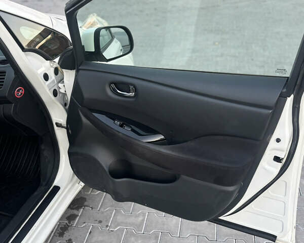 Білий Ніссан Ліф, об'ємом двигуна 0 л та пробігом 127 тис. км за 6450 $, фото 27 на Automoto.ua