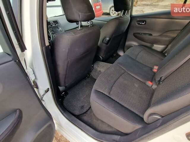 Белый Ниссан Лиф, объемом двигателя 0 л и пробегом 321 тыс. км за 3999 $, фото 3 на Automoto.ua