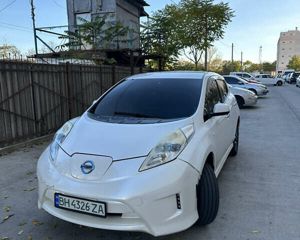 Белый Ниссан Лиф, объемом двигателя 0 л и пробегом 136 тыс. км за 4999 $, фото 2 на Automoto.ua