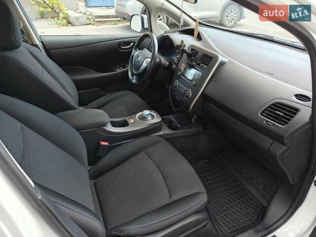 Белый Ниссан Лиф, объемом двигателя 0 л и пробегом 118 тыс. км за 7599 $, фото 31 на Automoto.ua