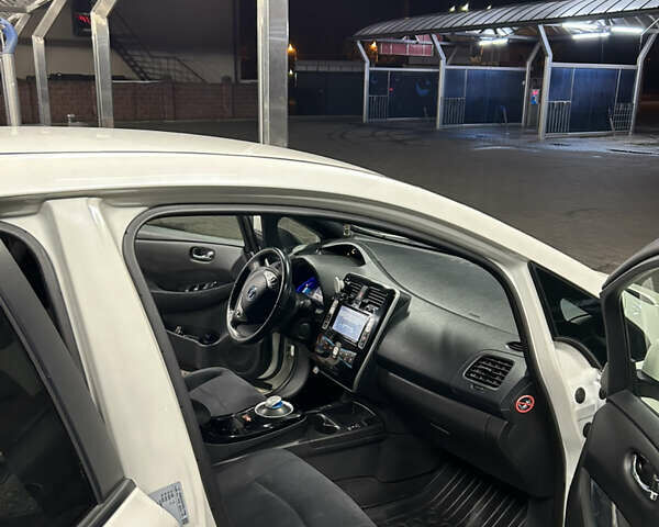 Білий Ніссан Ліф, об'ємом двигуна 0 л та пробігом 170 тис. км за 6600 $, фото 12 на Automoto.ua