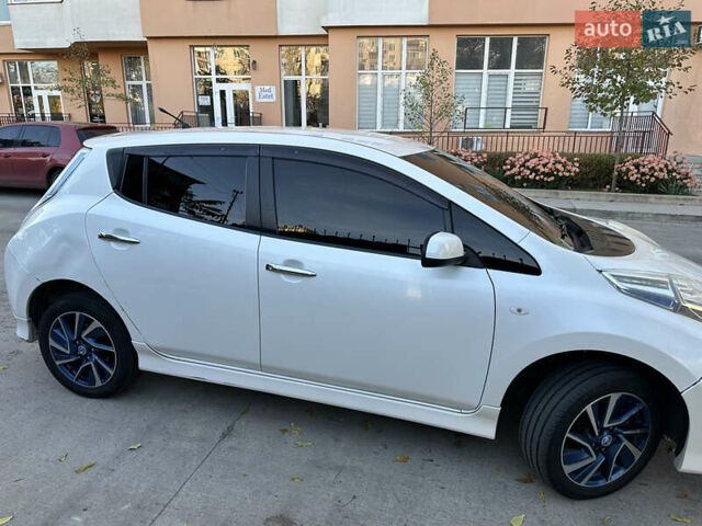 Белый Ниссан Лиф, объемом двигателя 0 л и пробегом 136 тыс. км за 4999 $, фото 7 на Automoto.ua