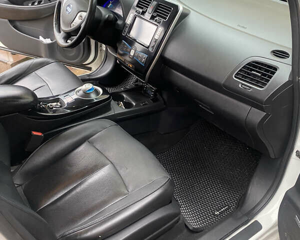 Білий Ніссан Ліф, об'ємом двигуна 0 л та пробігом 167 тис. км за 6700 $, фото 11 на Automoto.ua