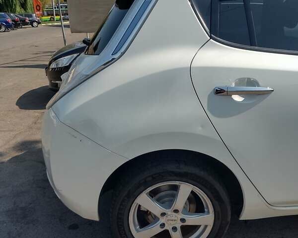 Белый Ниссан Лиф, объемом двигателя 0 л и пробегом 112 тыс. км за 8100 $, фото 6 на Automoto.ua