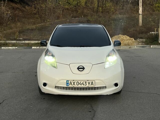Белый Ниссан Лиф, объемом двигателя 0 л и пробегом 170 тыс. км за 4500 $, фото 2 на Automoto.ua