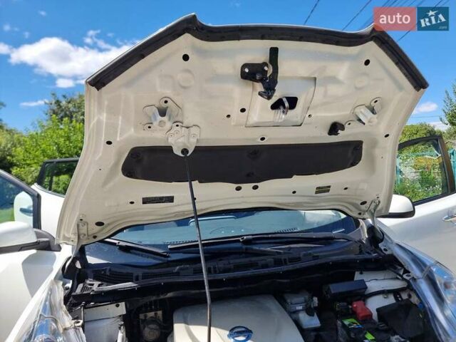 Белый Ниссан Лиф, объемом двигателя 0 л и пробегом 87 тыс. км за 7400 $, фото 8 на Automoto.ua