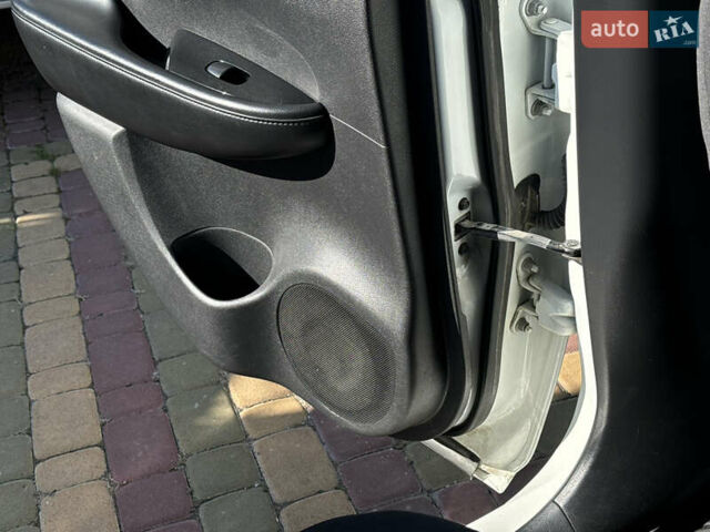 Белый Ниссан Лиф, объемом двигателя 0 л и пробегом 144 тыс. км за 6700 $, фото 20 на Automoto.ua