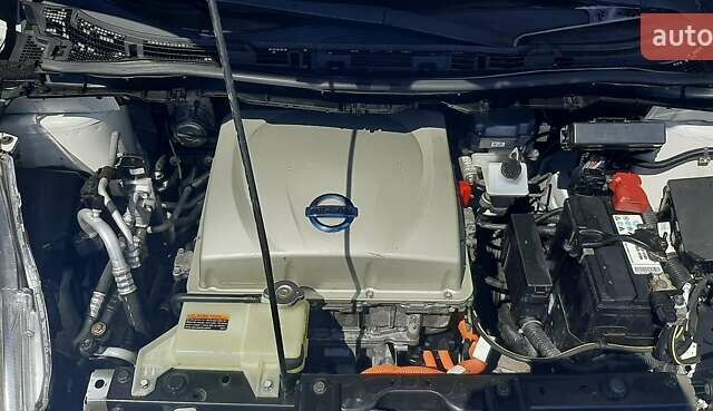 Белый Ниссан Лиф, объемом двигателя 0 л и пробегом 56 тыс. км за 10500 $, фото 16 на Automoto.ua