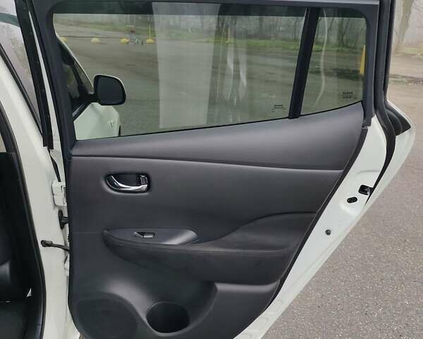 Белый Ниссан Лиф, объемом двигателя 0 л и пробегом 131 тыс. км за 6500 $, фото 17 на Automoto.ua