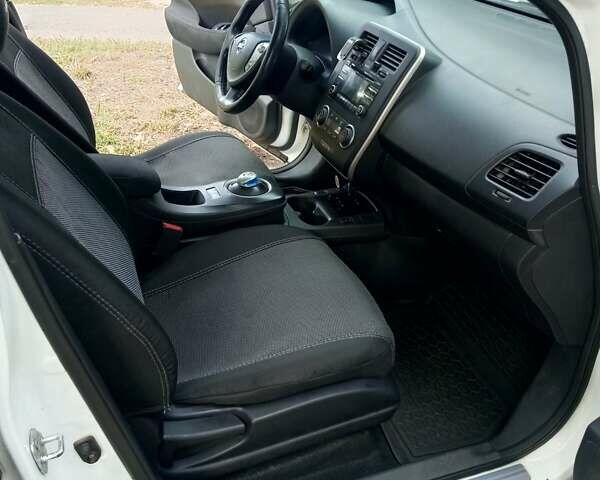 Белый Ниссан Лиф, объемом двигателя 0 л и пробегом 205 тыс. км за 5500 $, фото 9 на Automoto.ua