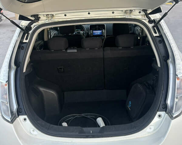 Білий Ніссан Ліф, об'ємом двигуна 0 л та пробігом 127 тис. км за 6450 $, фото 24 на Automoto.ua