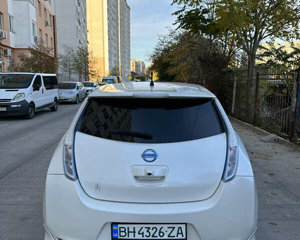 Белый Ниссан Лиф, объемом двигателя 0 л и пробегом 136 тыс. км за 4999 $, фото 5 на Automoto.ua