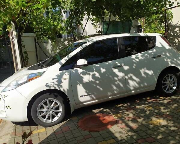 Білий Ніссан Ліф, об'ємом двигуна 0 л та пробігом 191 тис. км за 6700 $, фото 3 на Automoto.ua