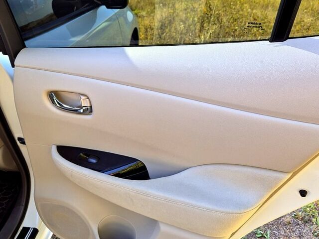 Белый Ниссан Лиф, объемом двигателя 0 л и пробегом 219 тыс. км за 7500 $, фото 11 на Automoto.ua