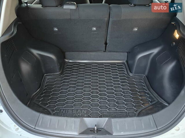 Белый Ниссан Лиф, объемом двигателя 0 л и пробегом 118 тыс. км за 7599 $, фото 57 на Automoto.ua