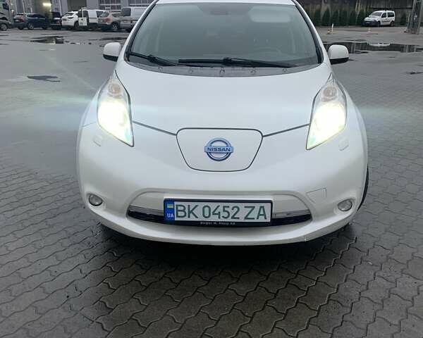 Белый Ниссан Лиф, объемом двигателя 0 л и пробегом 215 тыс. км за 5600 $, фото 1 на Automoto.ua