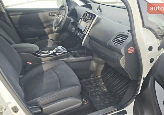 Белый Ниссан Лиф, объемом двигателя 0 л и пробегом 125 тыс. км за 6750 $, фото 8 на Automoto.ua