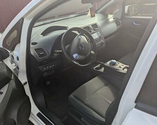Белый Ниссан Лиф, объемом двигателя 0 л и пробегом 124 тыс. км за 5300 $, фото 8 на Automoto.ua