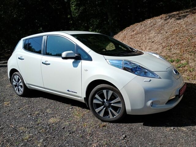 Белый Ниссан Лиф, объемом двигателя 0 л и пробегом 96 тыс. км за 7500 $, фото 4 на Automoto.ua