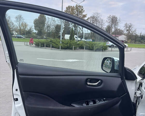 Белый Ниссан Лиф, объемом двигателя 0 л и пробегом 145 тыс. км за 6799 $, фото 14 на Automoto.ua