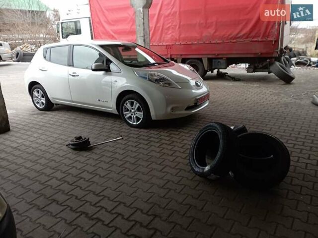 Белый Ниссан Лиф, объемом двигателя 0 л и пробегом 95 тыс. км за 7500 $, фото 2 на Automoto.ua