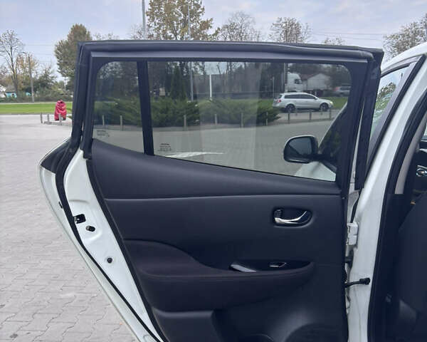 Белый Ниссан Лиф, объемом двигателя 0 л и пробегом 145 тыс. км за 6799 $, фото 15 на Automoto.ua