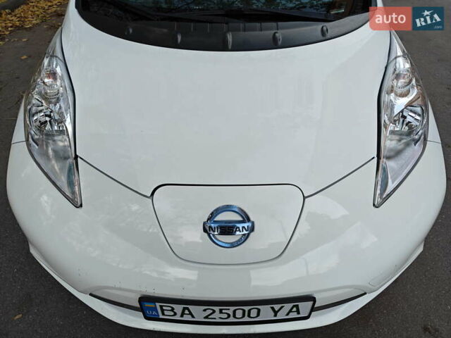 Белый Ниссан Лиф, объемом двигателя 0 л и пробегом 118 тыс. км за 7599 $, фото 20 на Automoto.ua