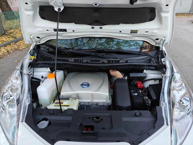 Белый Ниссан Лиф, объемом двигателя 0 л и пробегом 118 тыс. км за 7599 $, фото 23 на Automoto.ua