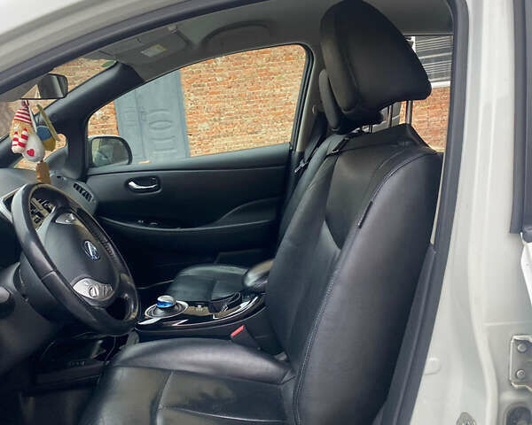 Білий Ніссан Ліф, об'ємом двигуна 0 л та пробігом 179 тис. км за 6800 $, фото 12 на Automoto.ua